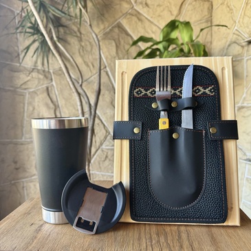 Set Parrillero Premium ( Estuche de Cuero, Tabla, Cubiertos y Vaso) Tribu Matera